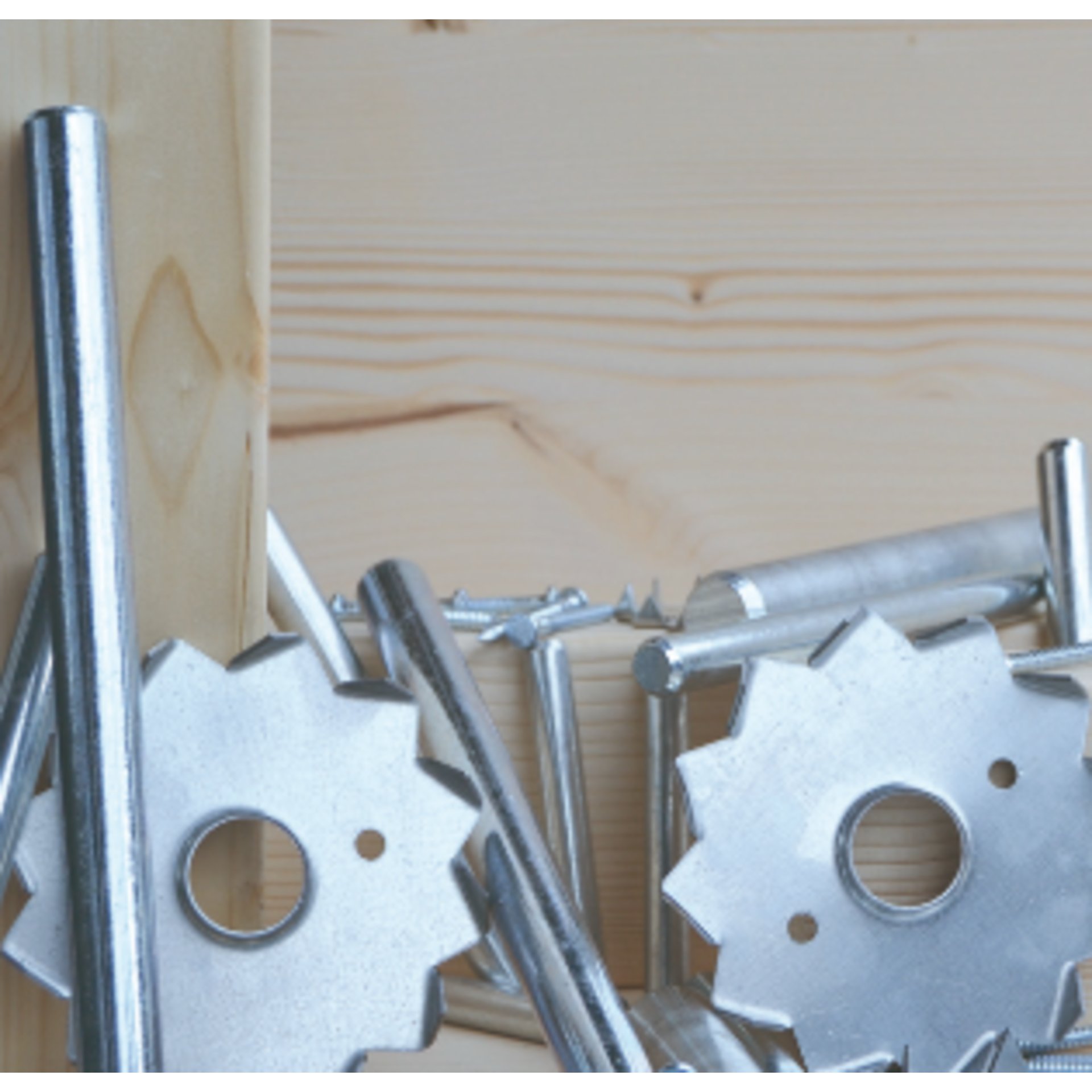 Metallwerkzeuge, Zahnräder, Holzunterlage, Schrauben, Bohrstifte
