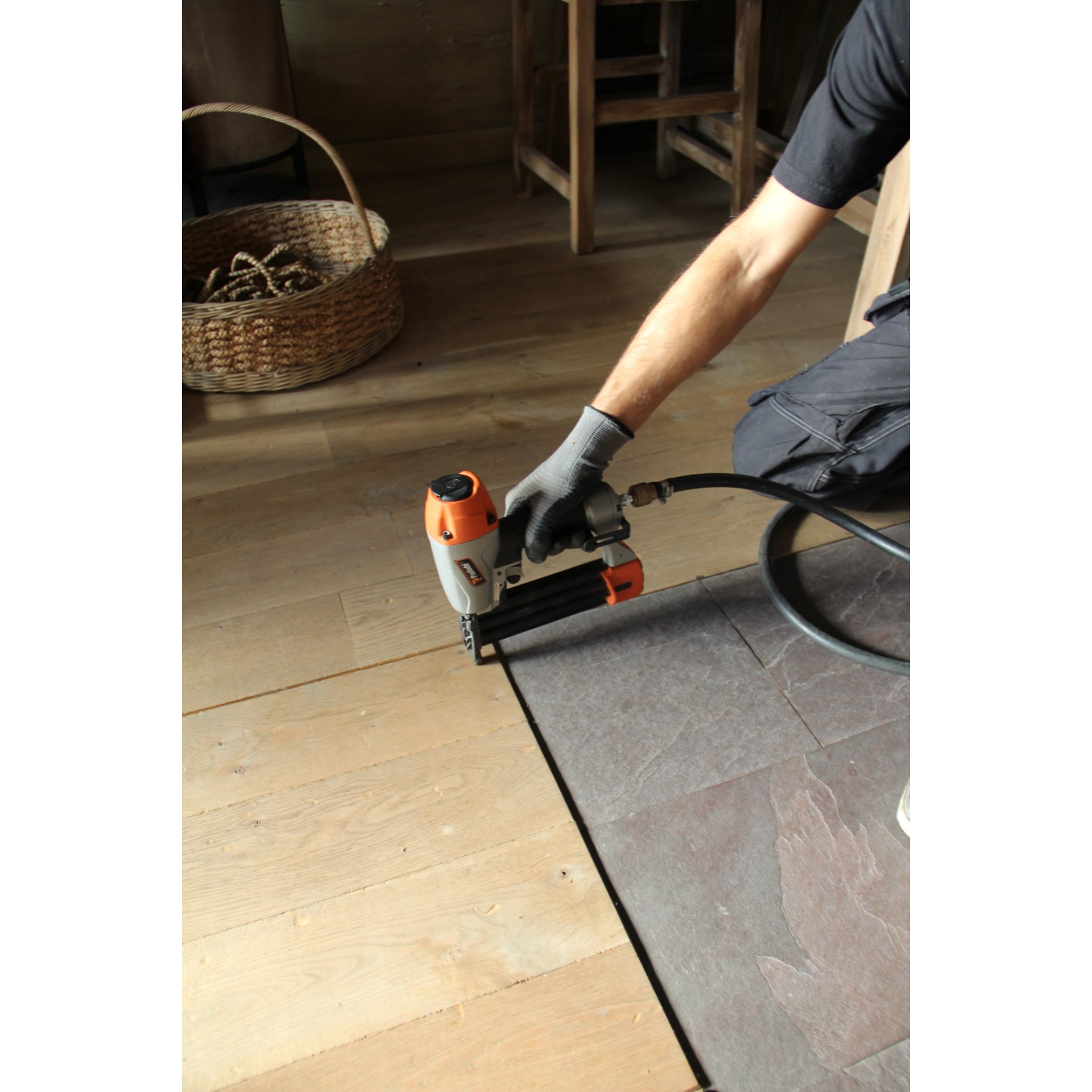 Bekleidung, Handschuh, Innenarchitektur, Fußboden, Bodenbeläge