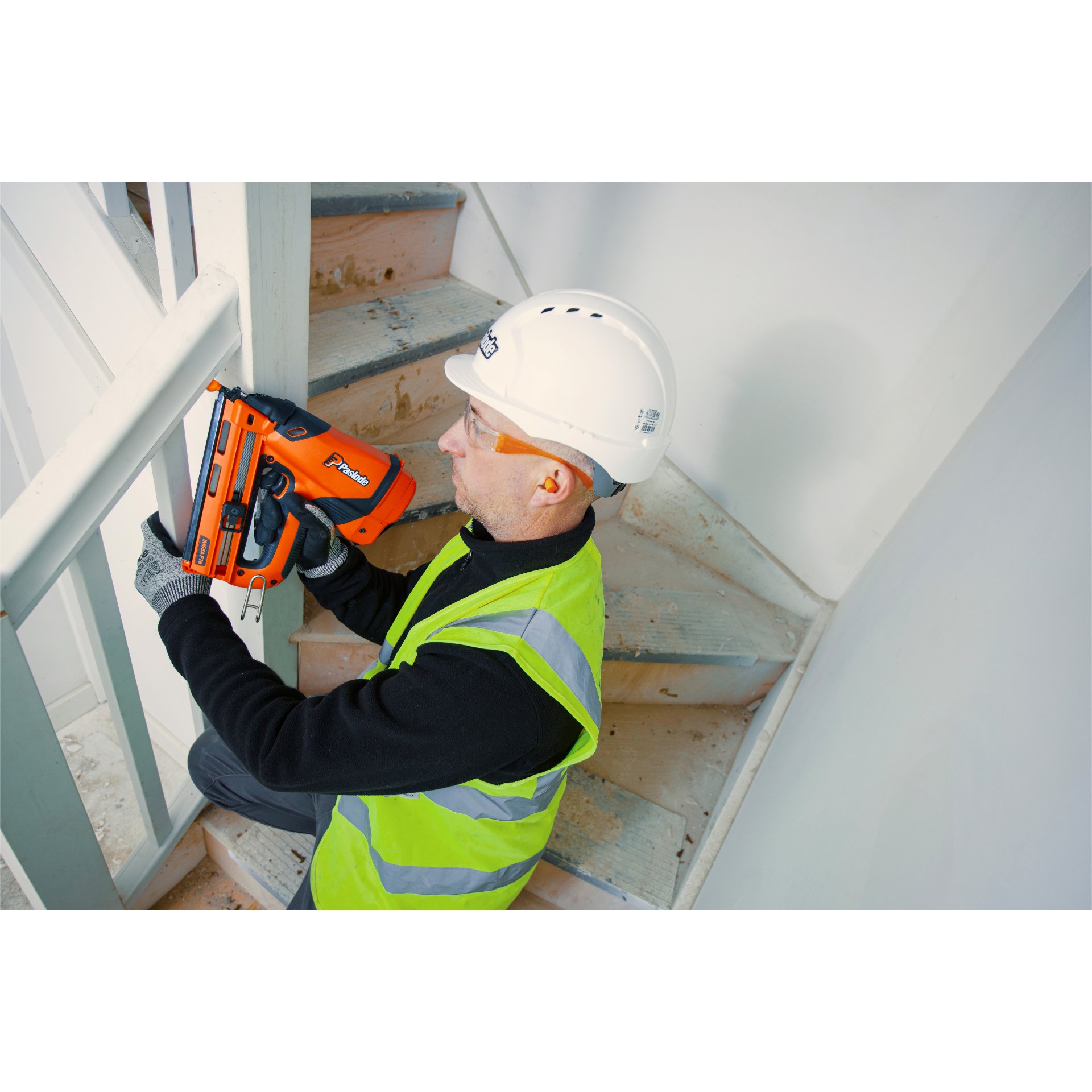 Arbeiter, Schutzhelm, Elektrische Bohrmaschine, Treppe, Innenarchitektur