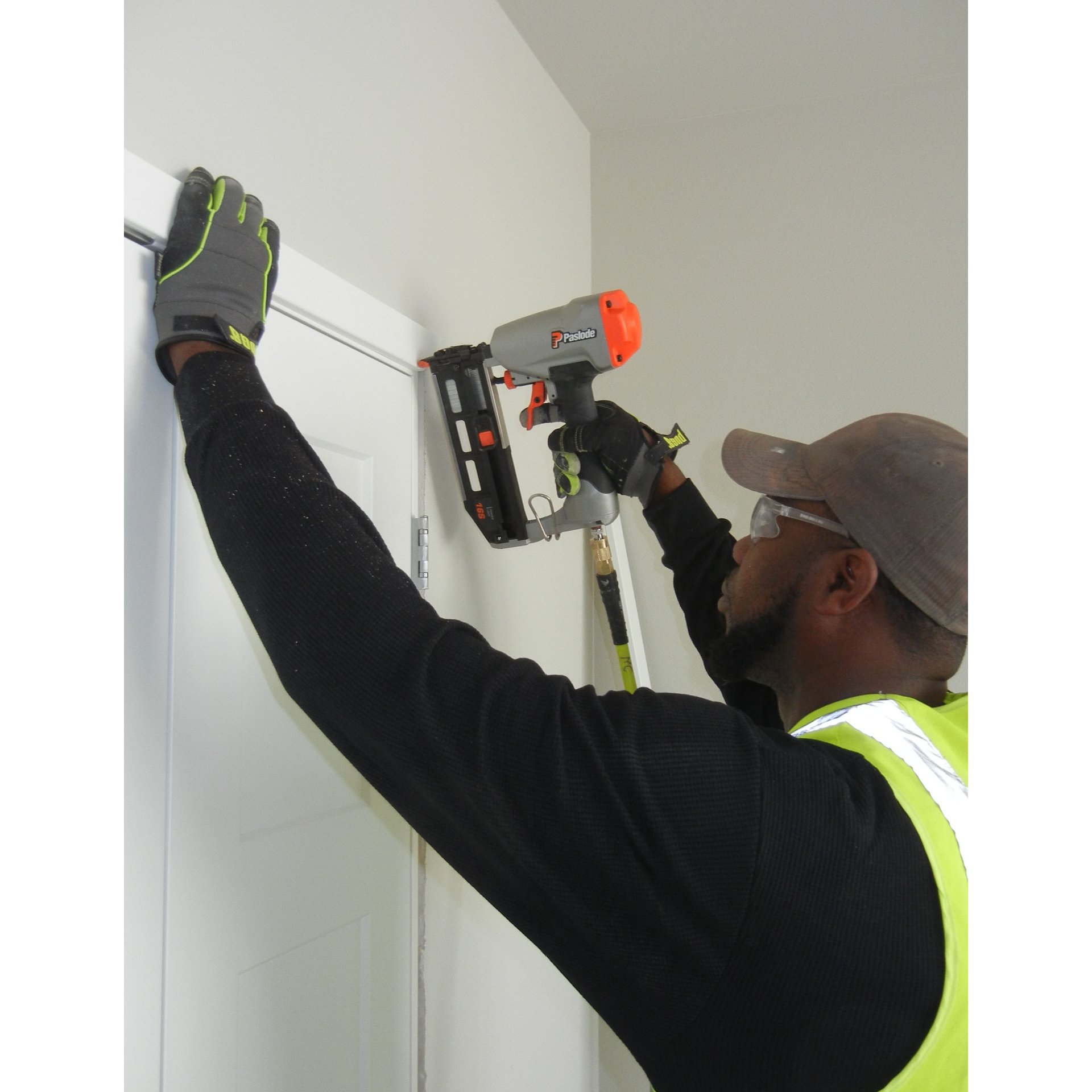 Person, Arbeiter, Elektrische Bohrmaschine, Innenarchitektur, Handschuh