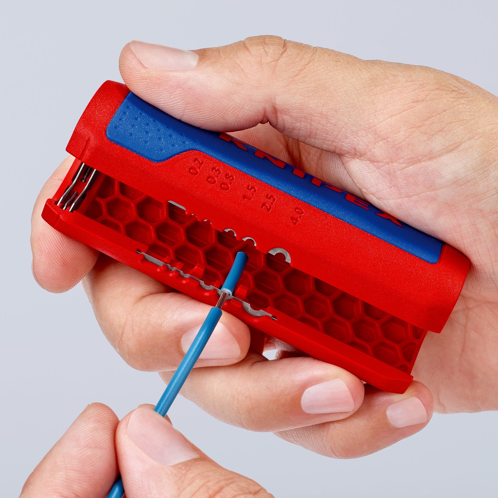 Schraubenzieher, Werkzeug, Finger, Person, Waffe