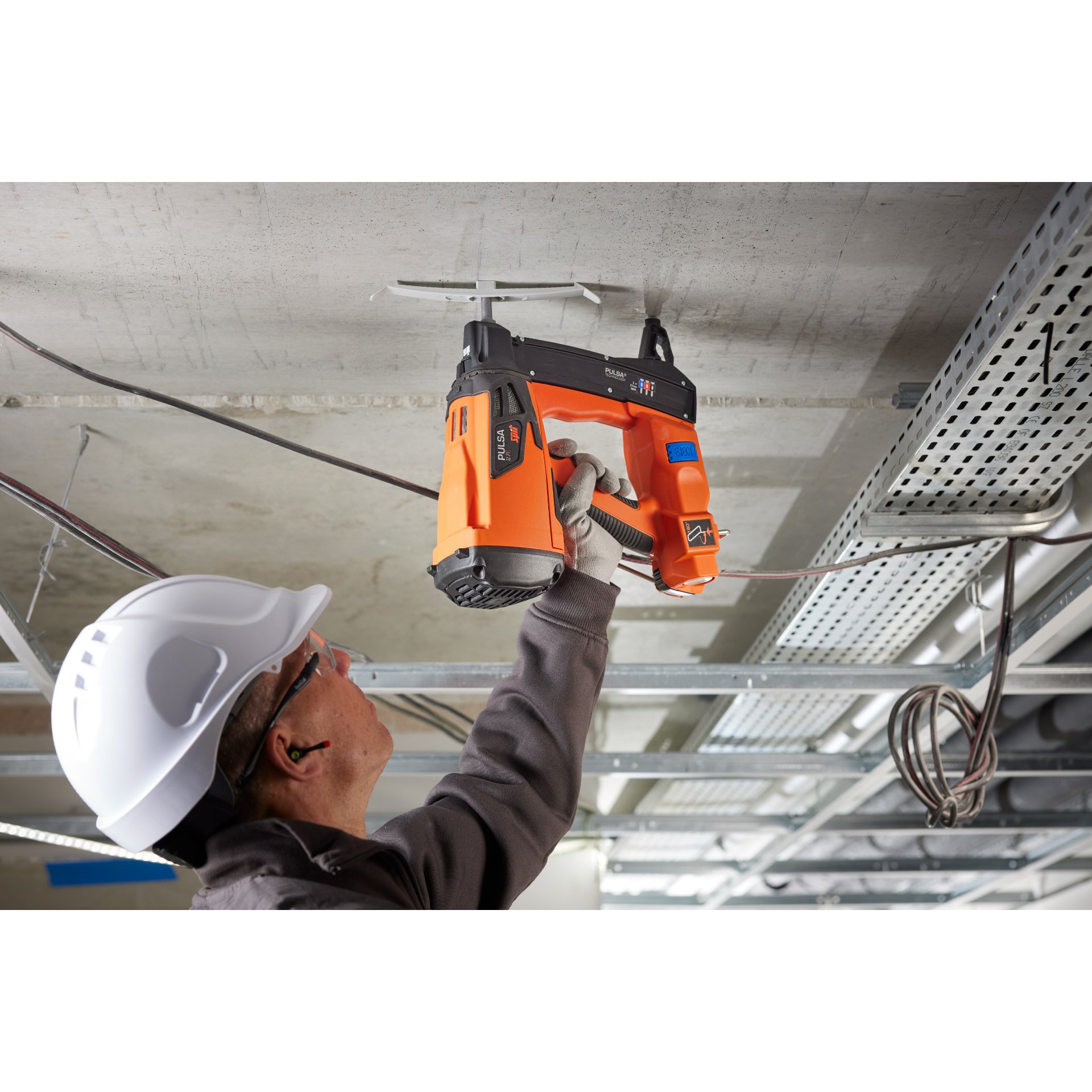 Person, Arbeiter, Elektrische Bohrmaschine, Werkzeug, Schutzhelm