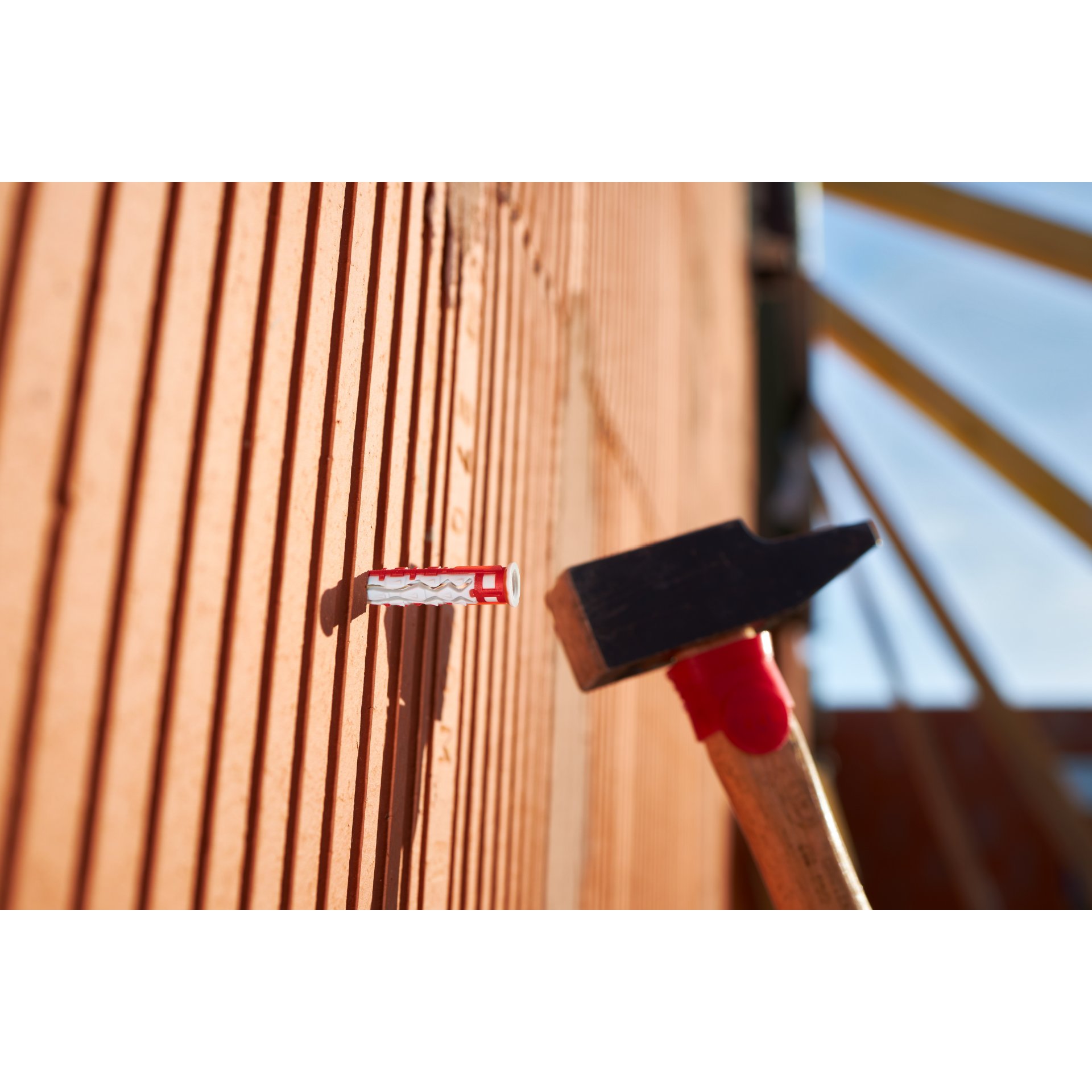 Drinnen, Innenarchitektur, Paneele aus Holz, Hammer, Werkzeug